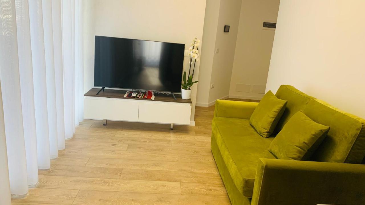Proper Central Apartment Тирана Екстер'єр фото